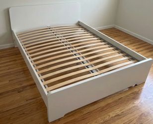 Ikeas askvoll white queen Bedframe with slats