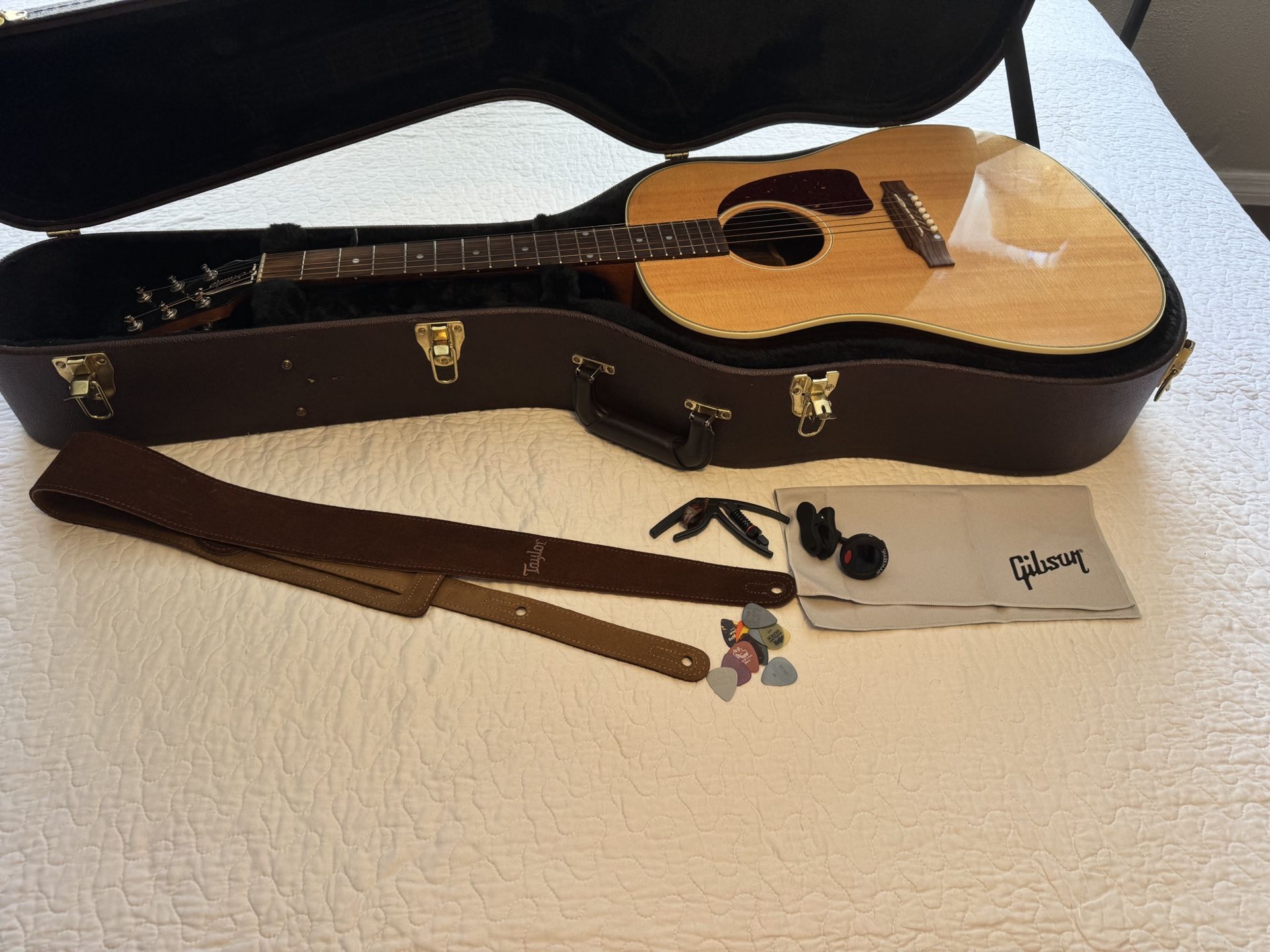 Gybson Guitar And Accesories