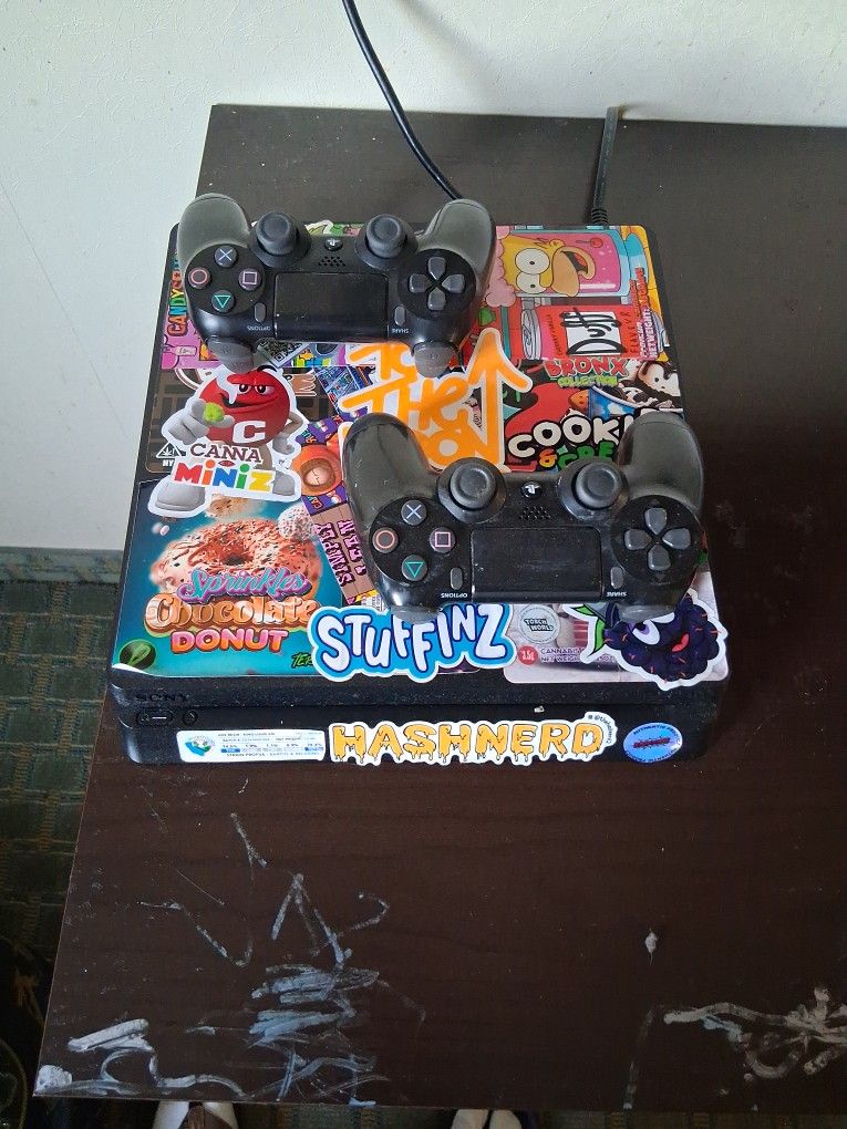 Ps4 Whit 2 Controllers