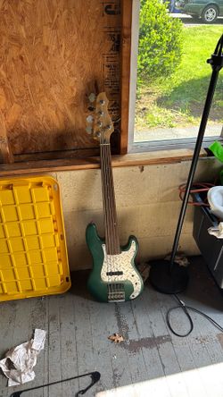 Broken 5 string bass 5$
