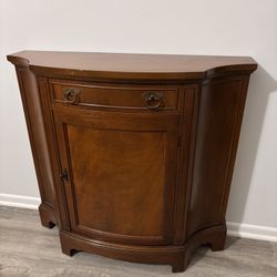 Vintage Genuine Mahogany Bow Front Cabinet – Mahogany Association #184 – Beautiful Condition