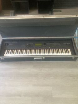 Yamaha Synthesizer keyboard