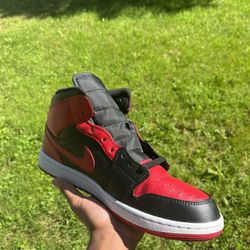 Jordan 1 Mid “Banned”