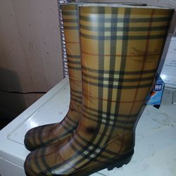 Burrberry shoes size 6