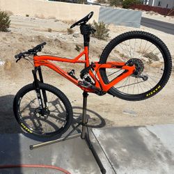 Full-Suspension Mountain Bike – Carbon Frame 