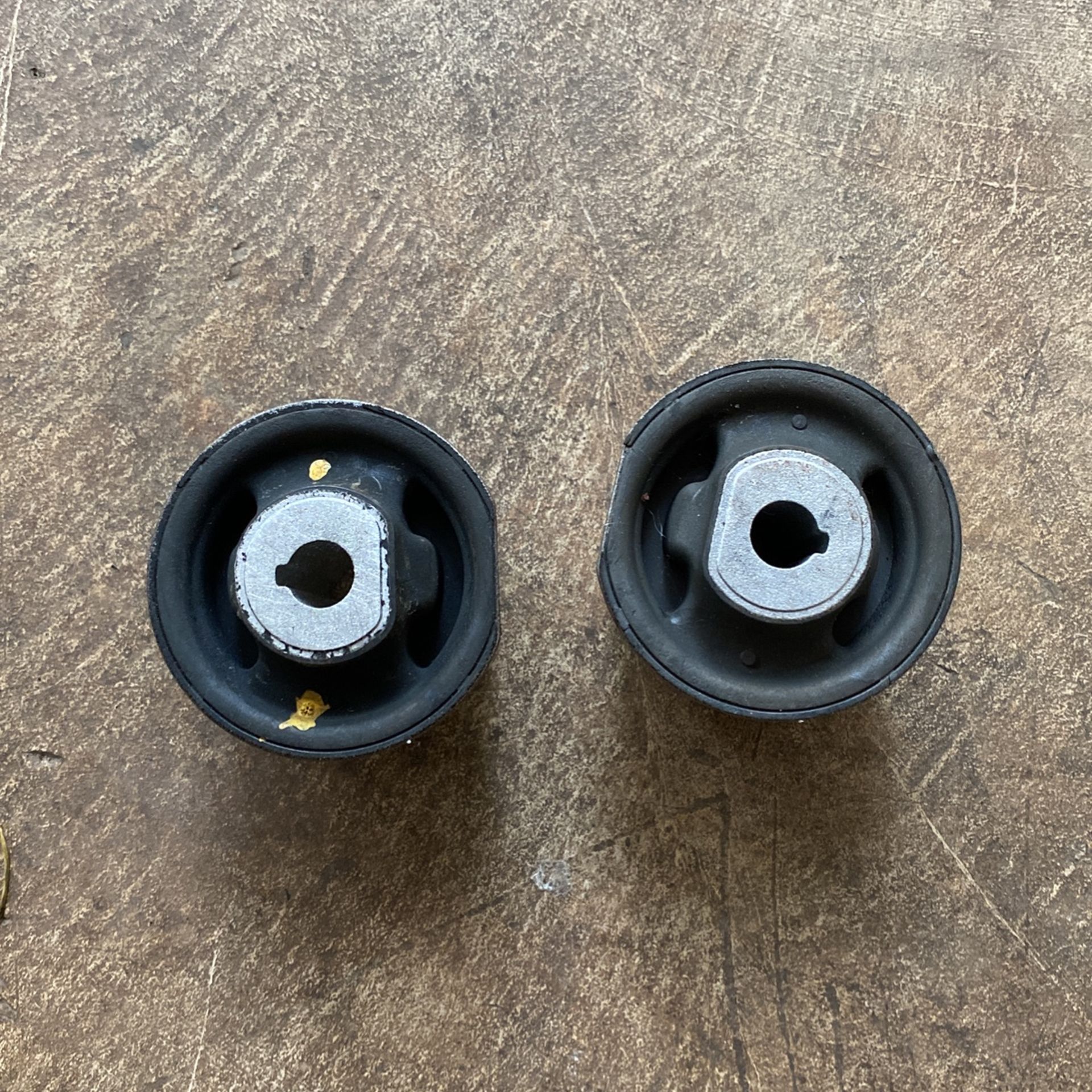 Oem 2005-2010 Jeep Grand Cherokee Differential Bushings 