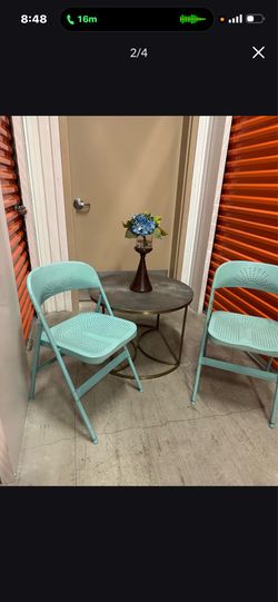 Nice metal set with choice of green foldable chairs or solid metal chairs. They both need a touch of pain. Since they have some discoloration  Pick up
