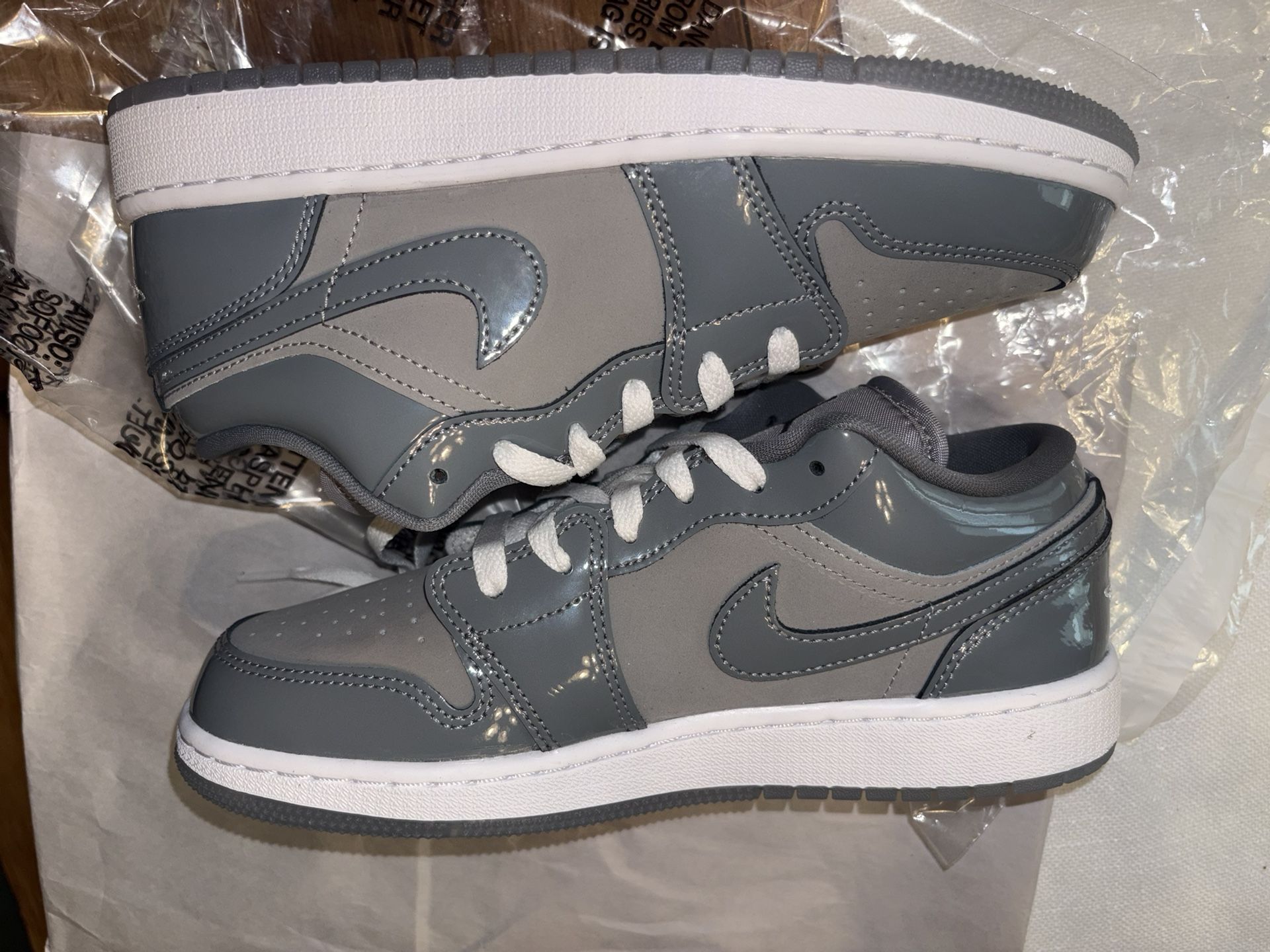 Jordan 1 LOW SE Medium Cooke Grey Gs (new)