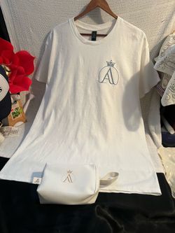White T-shirt with  Makeup bag. Size: L