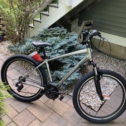 Schwinn Suburban DLX Hybrid Bicycle 