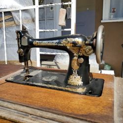 ANTIQUE SINGER SEWING MACHINE