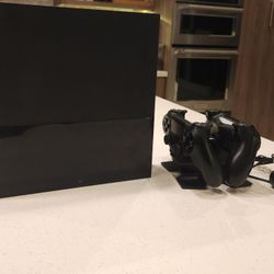 PS4 With 2 Controllers 