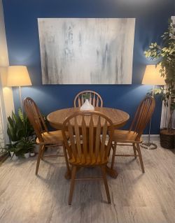 Beautiful Dining Set Great Condition!!! Table with Leaf and 4 Chairs! I Can Deliver