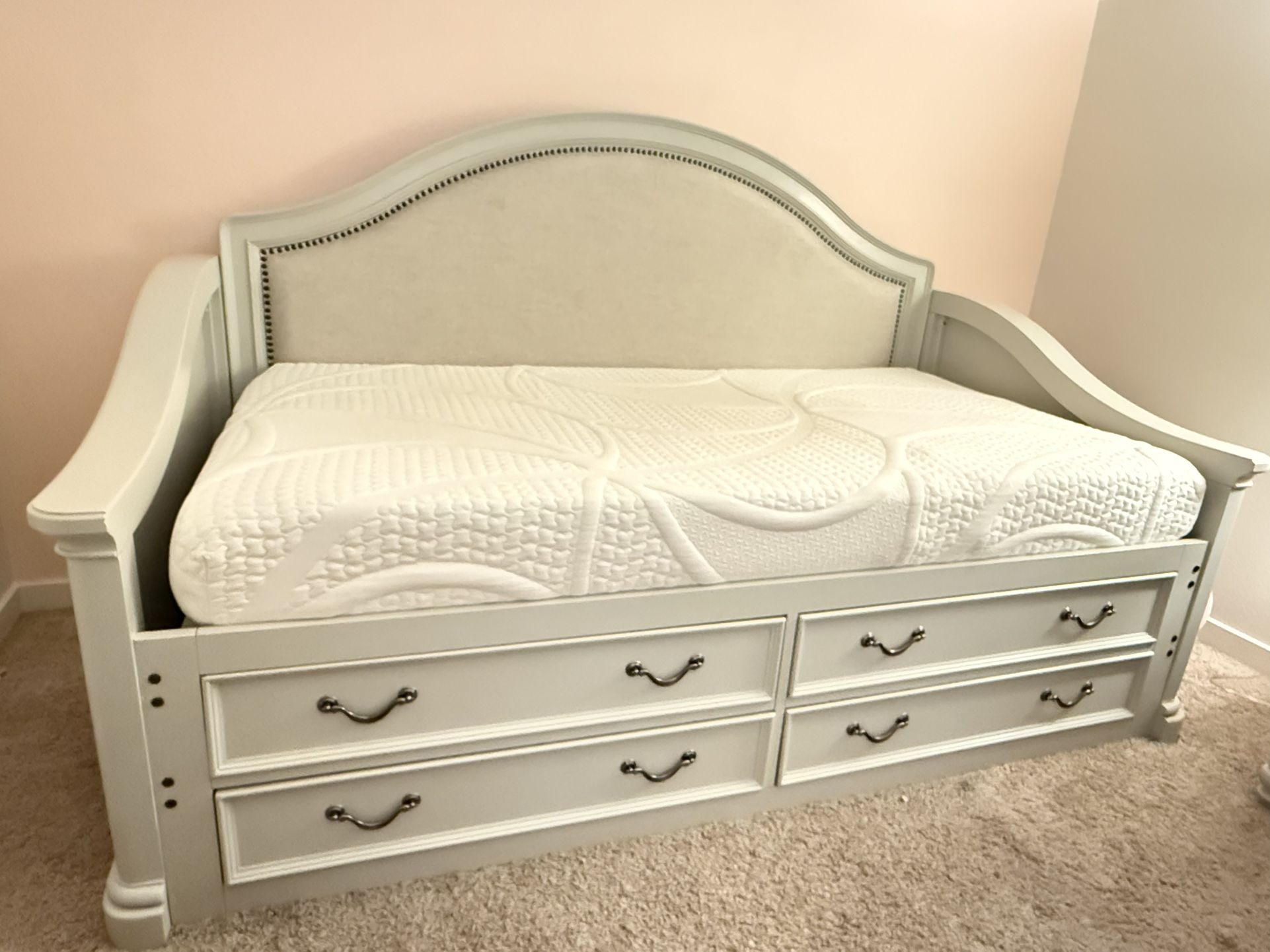 Twin daybed & Desk w/ Chair