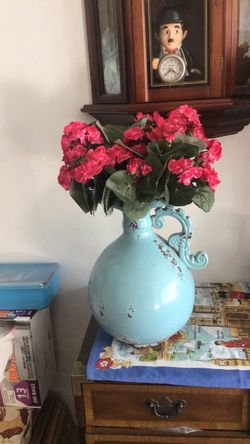 Vase azul con flores rosas