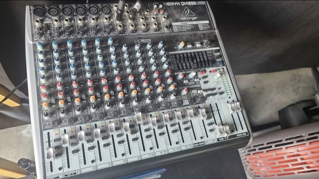 Behringer Xenyx QX1832USB Audio Mixer