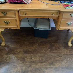 Make Offer Must Sell. Bedroom set  And Desk 