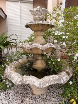 Outdoor fountain, chairs, and planter / Fuente, sillas y matera exterior