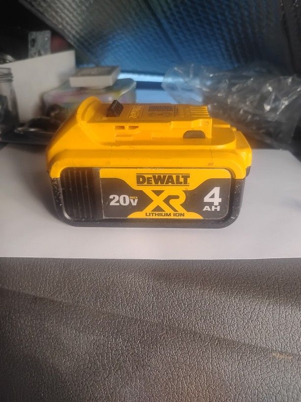 DeWalt 20Vmax XR Lithium -Ion 4Ah Battery Pack