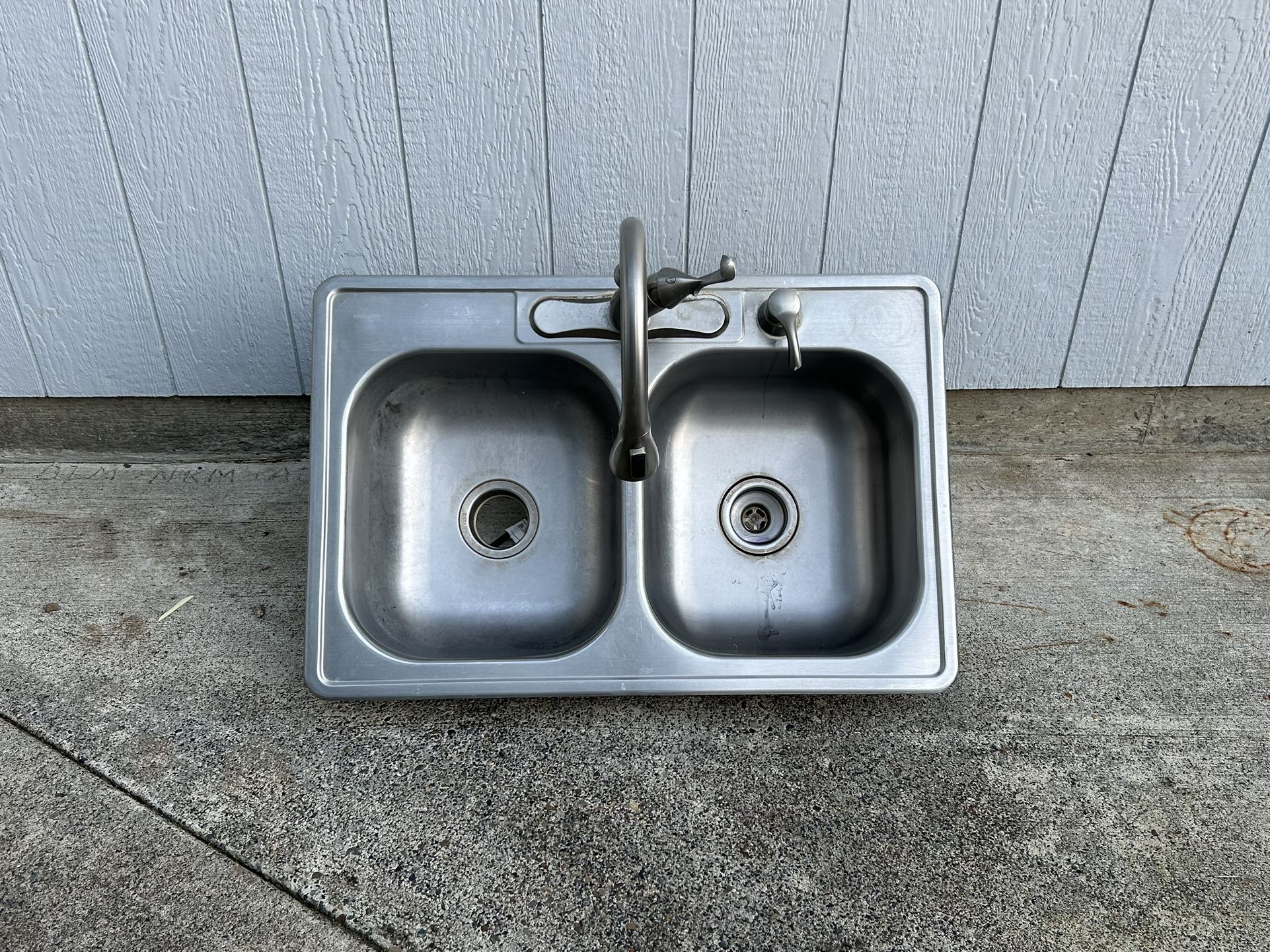 Kitchen Sink with faucet