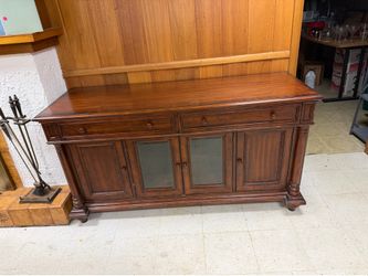 Vintage Traditional Wood Buffet Sideboard Cabinet / Credenza