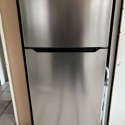Insignia 18 Cu Ft Top Freezer Refrigerator – Stainless Steel