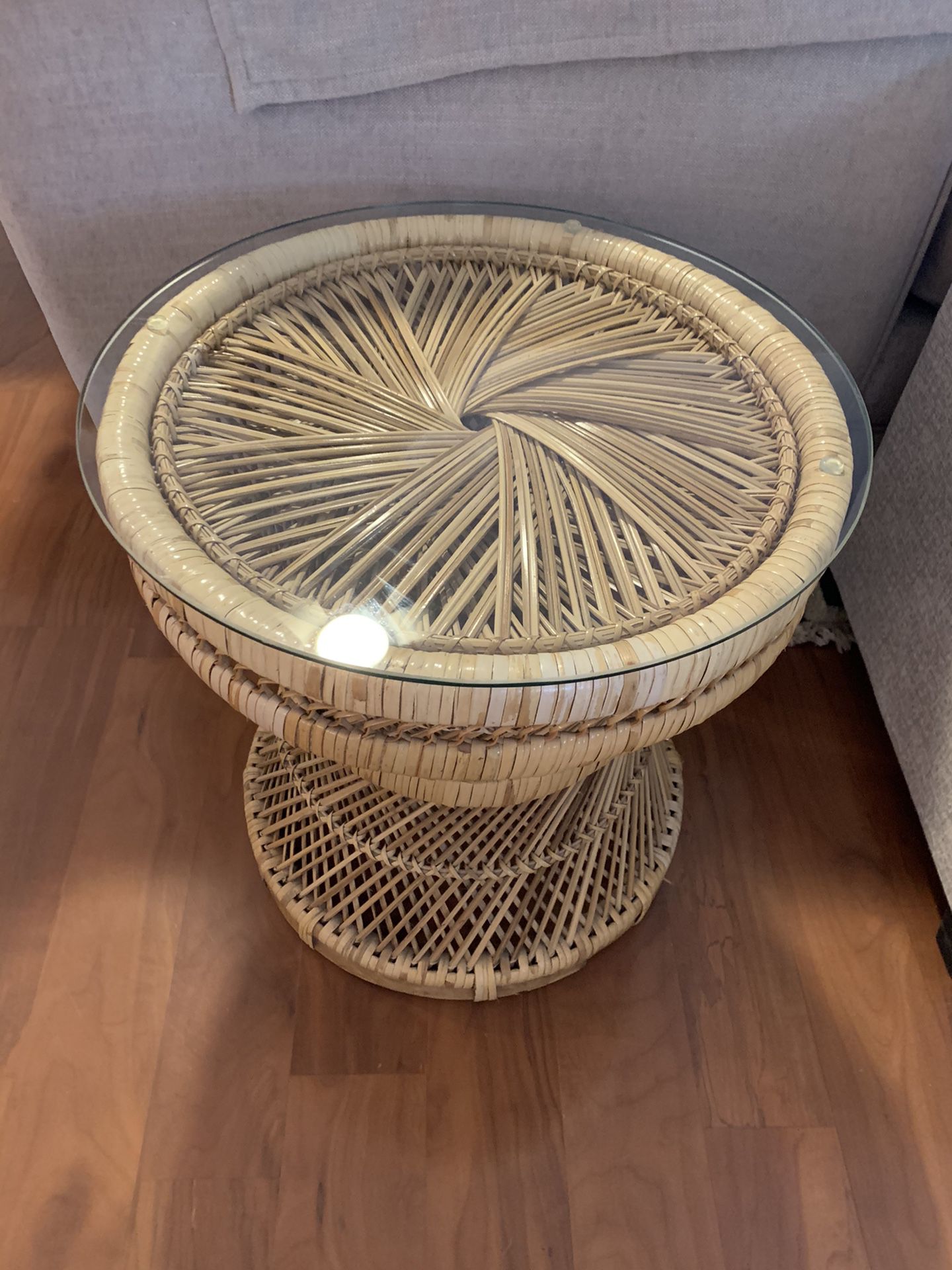Vintage Wicker Side/End Table w/Glass Top: 17”D x 17”H
