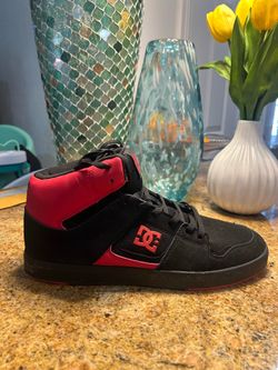 DC hi top shoe suade   brand new original shoe bk/red  no box size 11 men