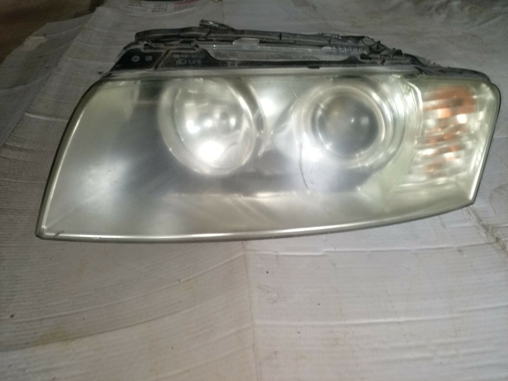 2003,2004,2005,2006 Audi a8 left driver front side headlight headlamp front light with all brackets computers and balasts OEM part