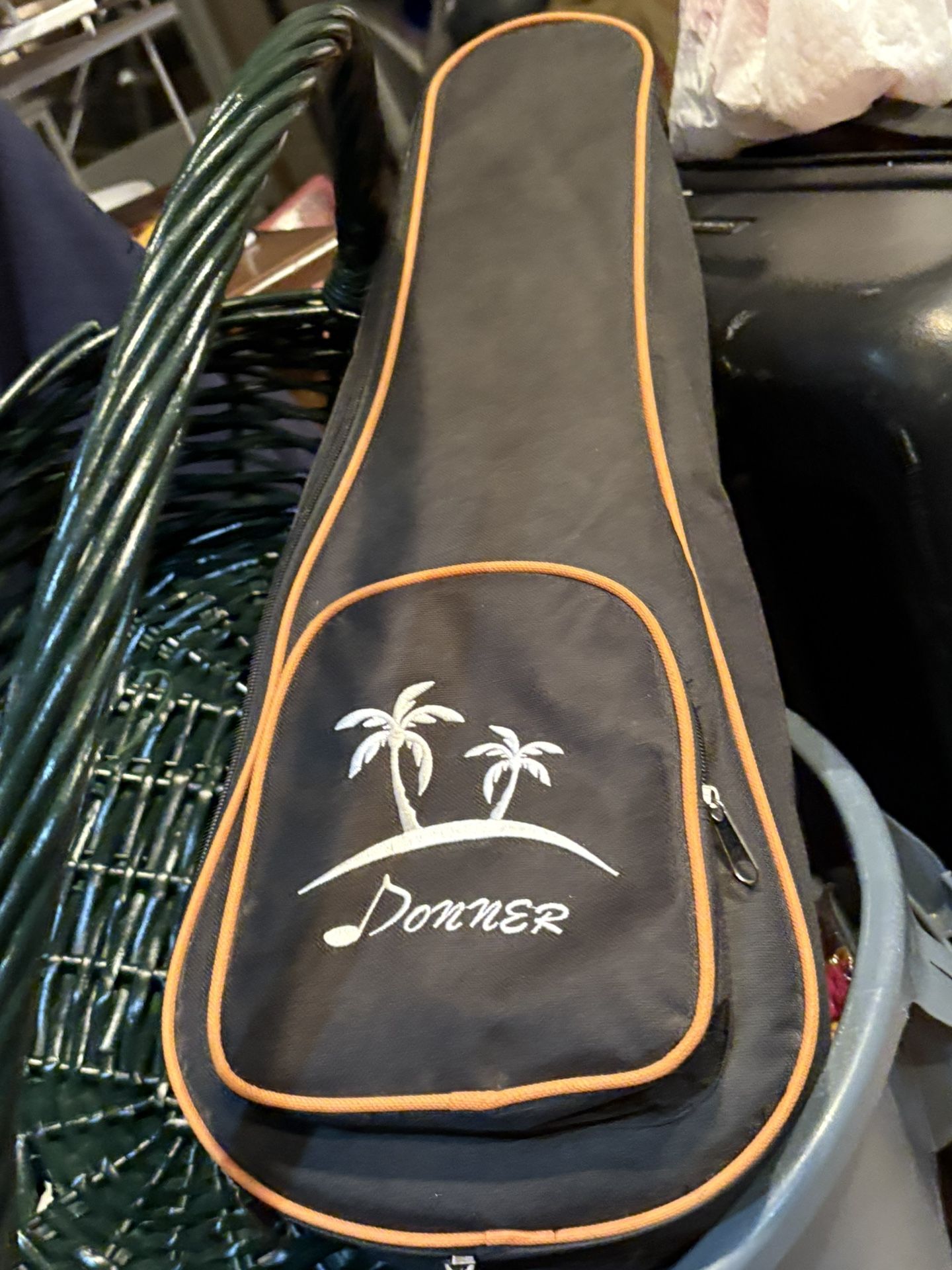 Donner Ukelle With Case And Picks