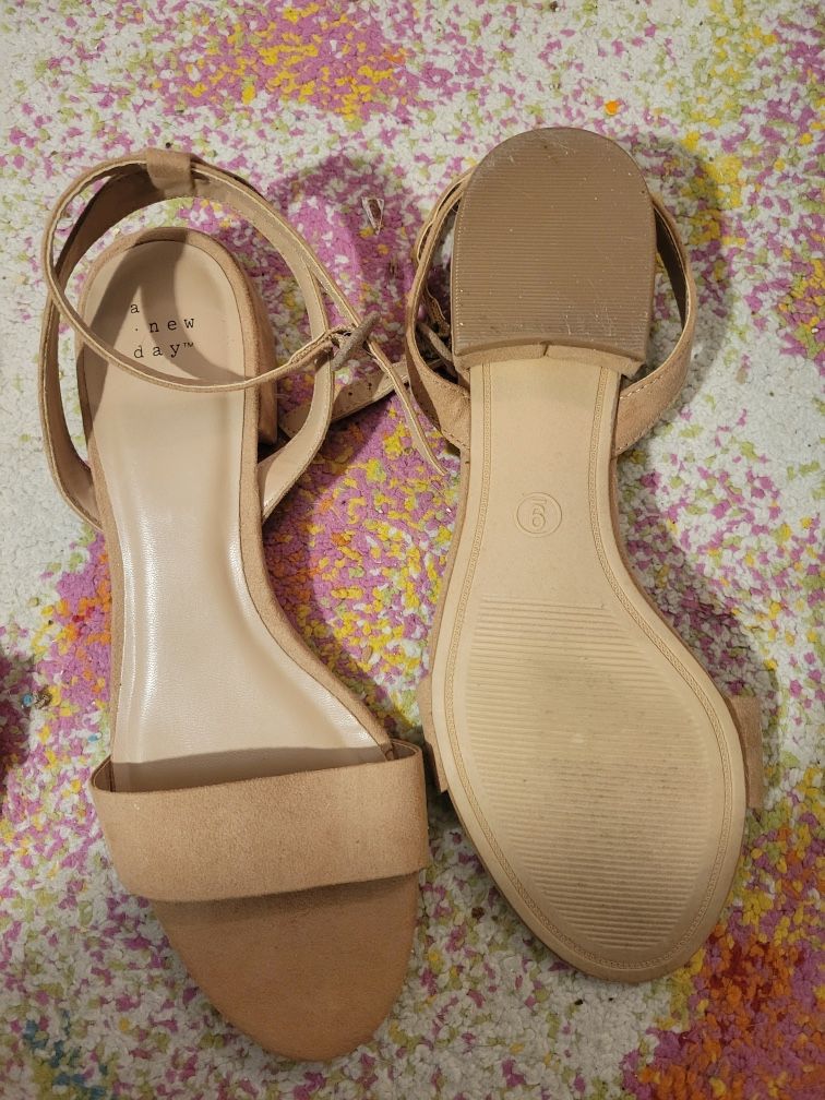 Women’s Beige Sandals - Like New! (Size 9)