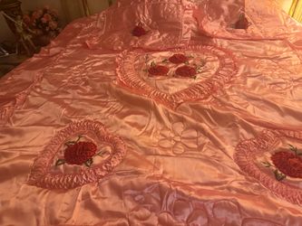 Queen bed spread with 2 pillow cases