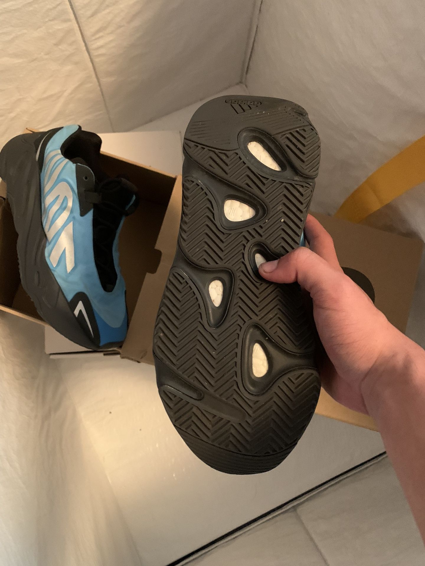 Yeezy 700 Mnvn Cyan Size 7.5m