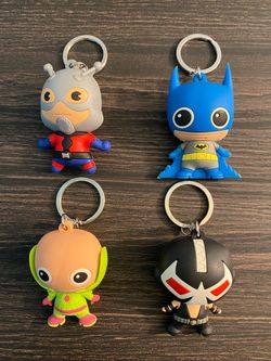 DC/MARVEL KEYCHAINS..