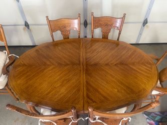 Includes four chairs and two captains chairs along with one leaf. Oak table and chairs set. Includes four chairs and two captains chairs along with on