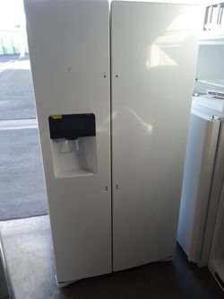 White Samsung refrigerator ice and water