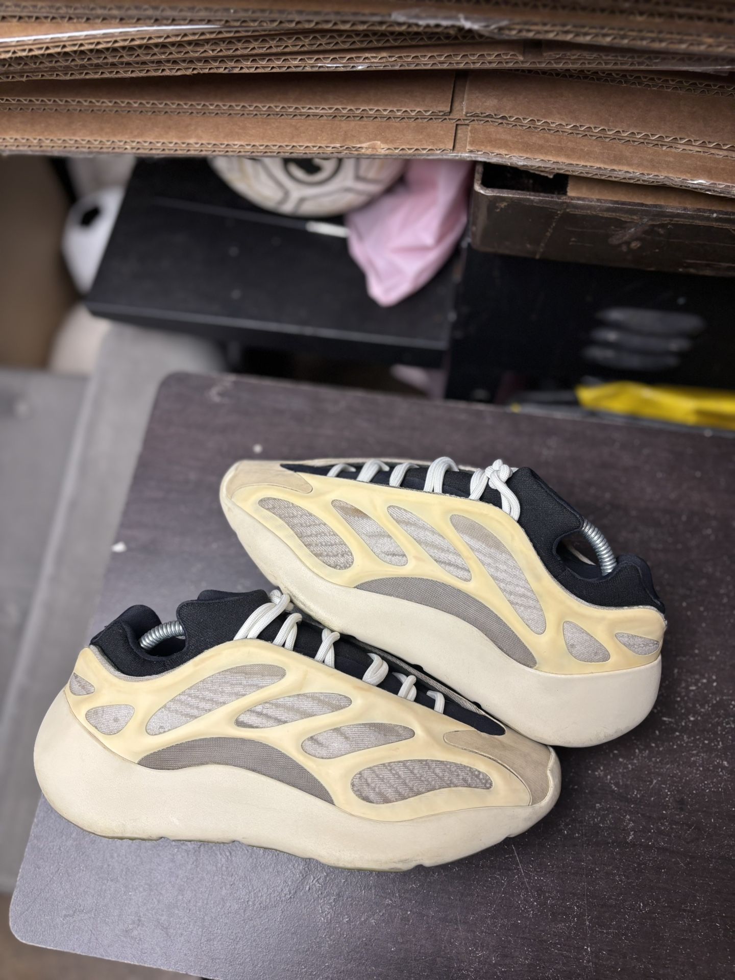 Adidas Yeezy 700 Azel