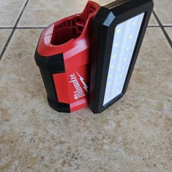 Milwaukee M12 Magnetic Light