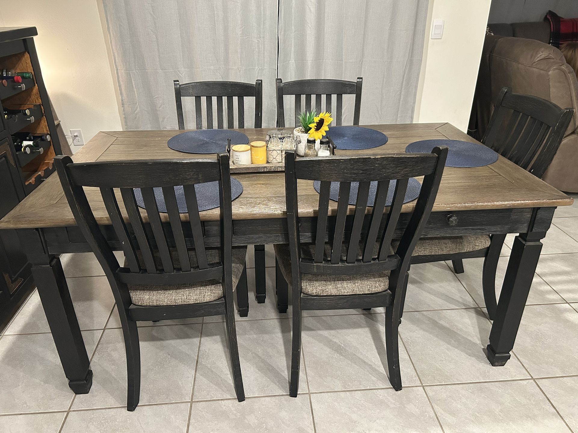 Table With 5 Chairs 