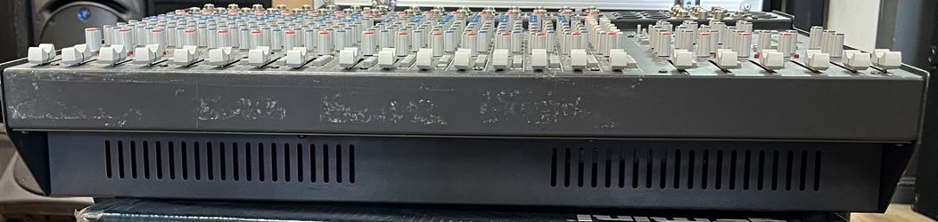 CARVIN C1648 CONCERT SERIES 16 CHANNEL 4-BUS POWERED MIXER CARVIN C1648 CONCERT SERIES 16 CHANNEL 4-BUS POWERED MIXER