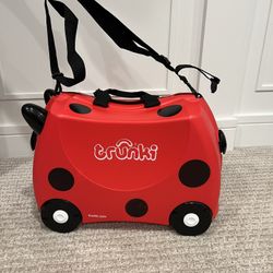 KIDS TRAVEL CASE LIKE NEW 
