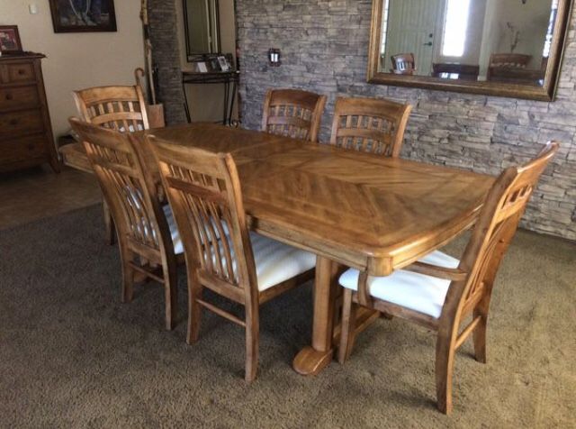 HOT DEAL on Dining Table Set. In 85140 Queen Creek. Gantzel and Combs.