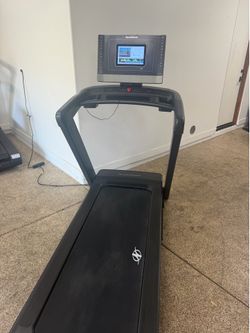 Nordictrack Commercial 1250 Treadmill with ONLY 10 Hours and 25 Total Miles