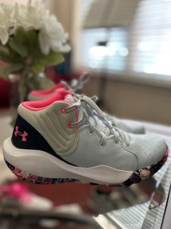 6.5 Under Armour- women’s shoes
