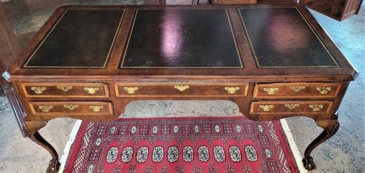 Henredon Classy Executive Desk With Carved Chair