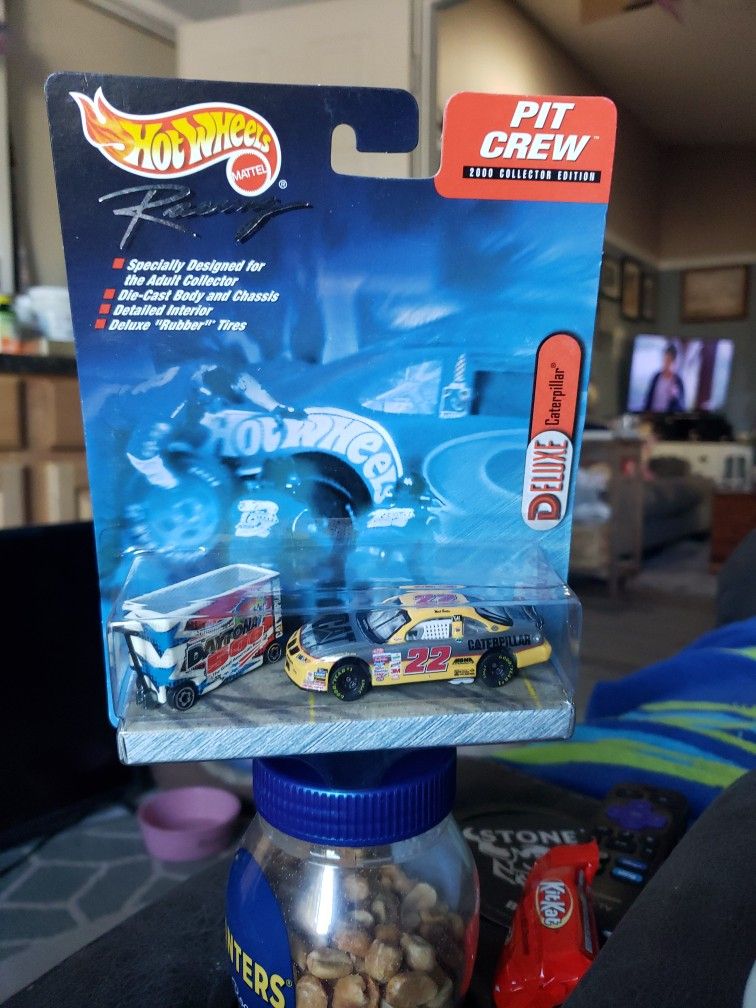 Hot Wheels racing pit crew 2000 collector edition word Burton car and Tool box digest