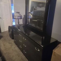 Dresser/mirror/nightstand