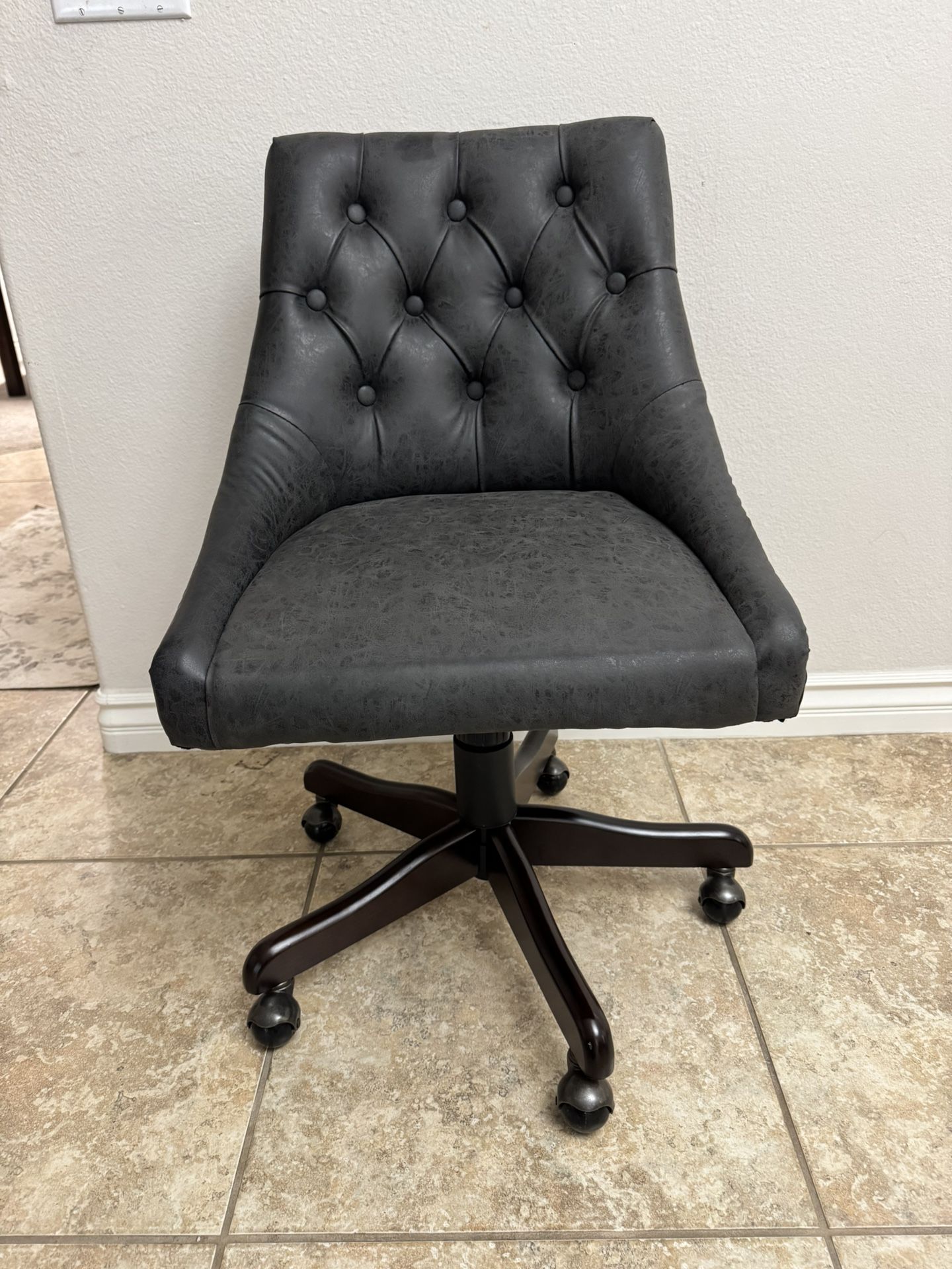 Like New Tufted Office Chair – Elegant & Comfortable