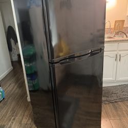 9.8 Cu. Ft HAIER Top Freezer REFRIGERATOR