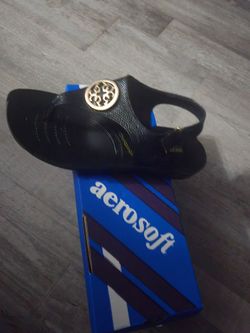 Ladies aerosoft sandle size 6